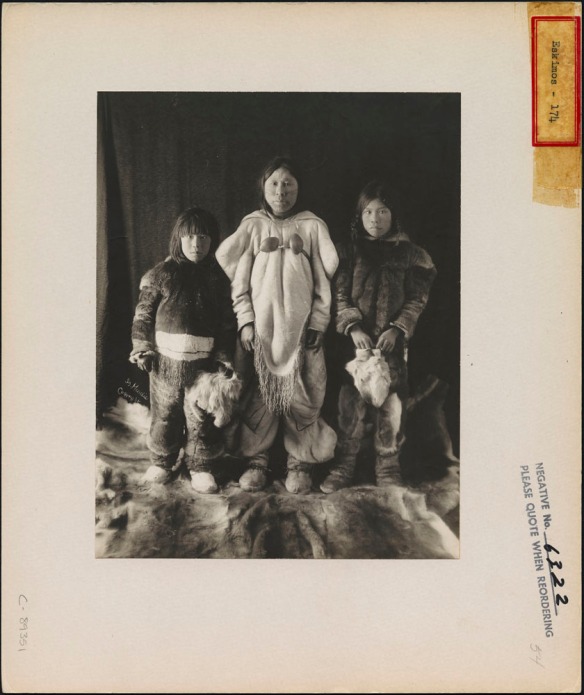 Widow and her children, Nunavut, by Geraldine Moodie (MIKAN 3376416)